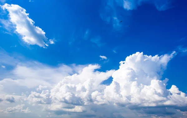 Céu fundo com nuvens — Fotografia de Stock