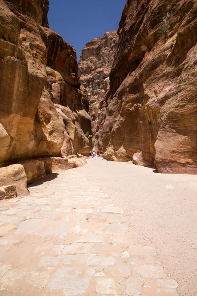 Siq étroit slot-canyon à Petra — Photo