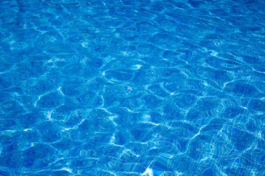 Güneş yansımaları ile su