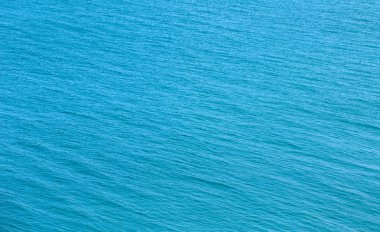 Güneş yansımalı mavi su