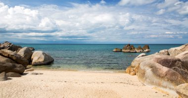 Mavi deniz ve mavi gökyüzü