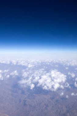 Mavi gökyüzündeki bulutlar