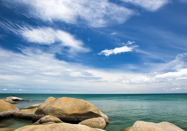 Mar azul e céu azul — Fotografia de Stock