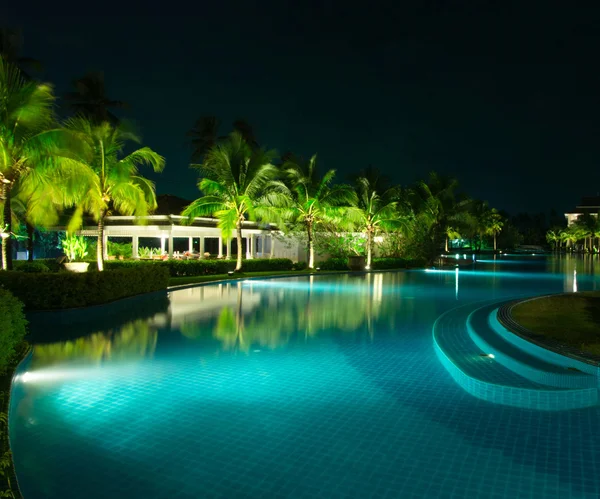 Pool på natten belysning — Stockfoto