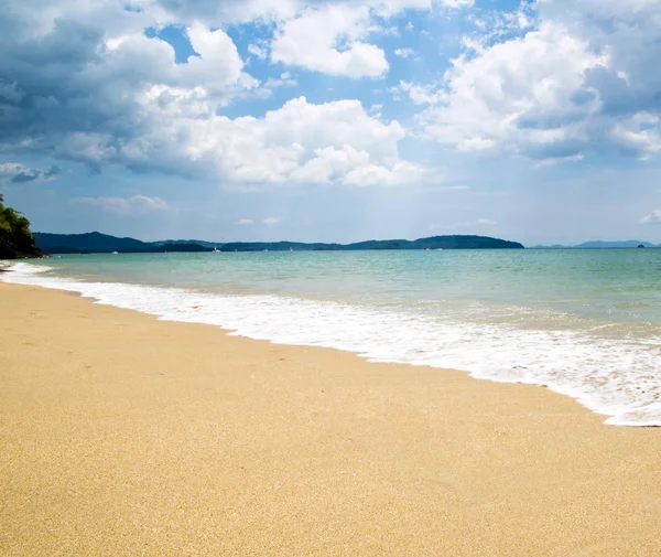 Playa y mar tropical — Foto de Stock