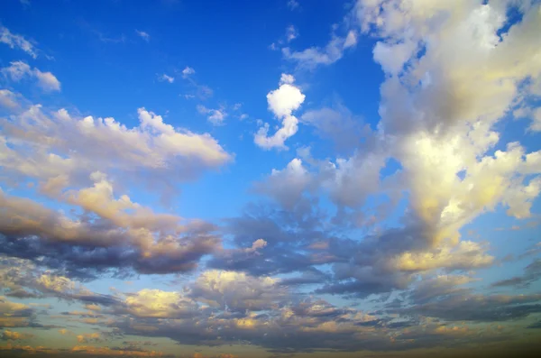 Vita moln i blå himmel — Stockfoto