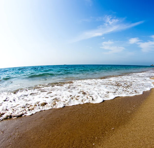 Praia de areia e céu azul — Fotografia de Stock