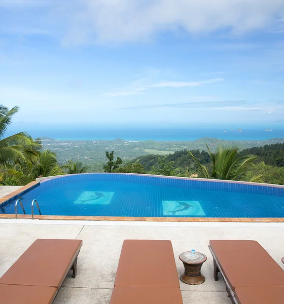 Swimming pool with coconut trees — Stock Photo, Image