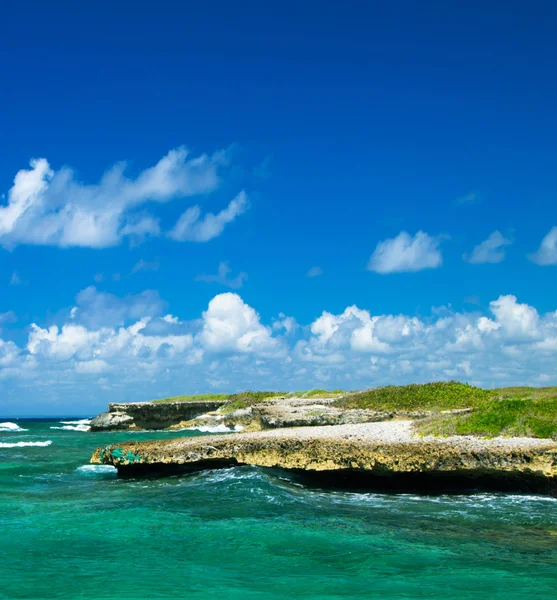 Spiaggia e mare tropicale — Foto Stock