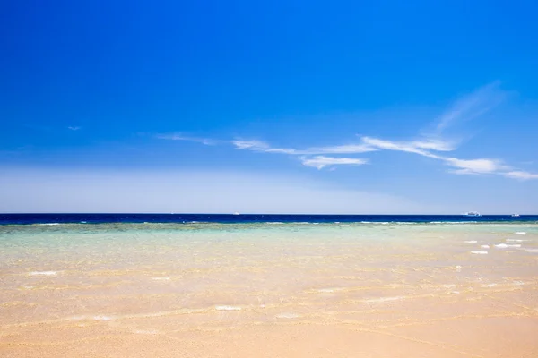 Strand en tropische zee — Stockfoto