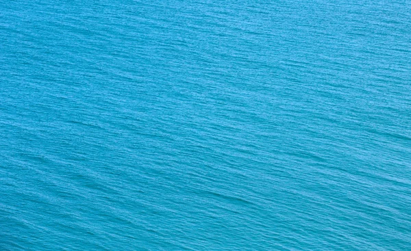 Blaues Wasser mit Sonnenreflexen — Stockfoto