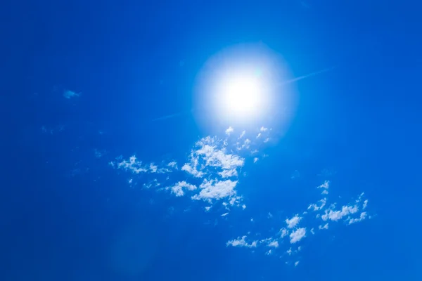 Fundo céu azul com nuvens — Fotografia de Stock