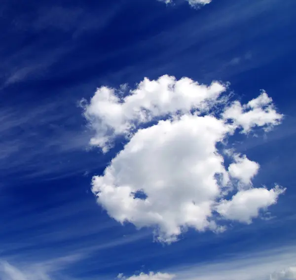 雲と青い空 — ストック写真