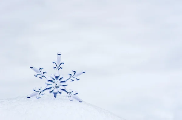 Sneeuwvlok in een witte sneeuw — Stockfoto