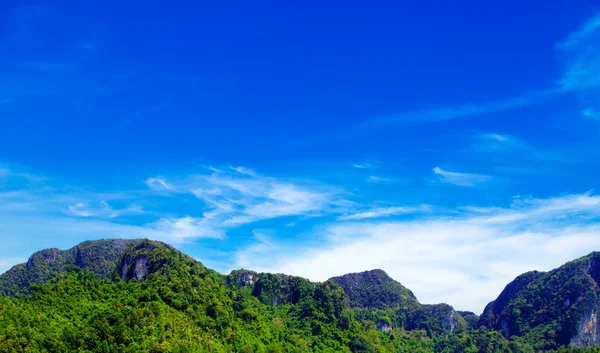 热带山地与蓝蓝的天空 — 图库照片