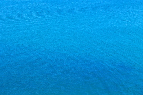 Acqua blu con riflessi solari — Foto Stock
