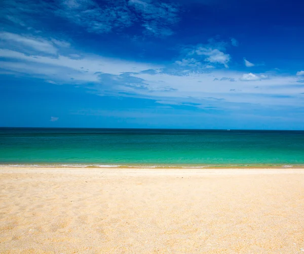 Plage et mer tropicale — Photo