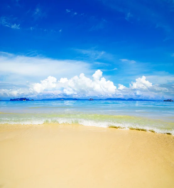 Beach and tropical sea — Stock Photo, Image