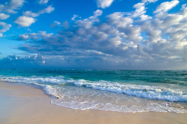 Mar tropical y cielo azul — Foto de Stock