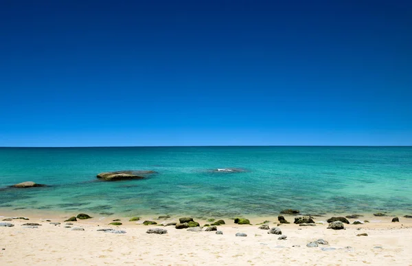 Strand en tropische zee — Stockfoto