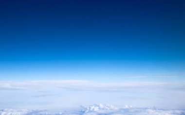 Mavi gökyüzündeki bulutlar