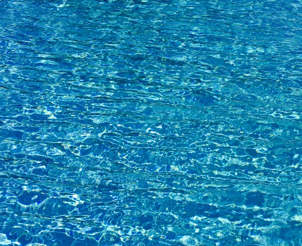 Sininen allas vesi — kuvapankkivalokuva