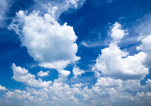 Céu azul com nuvens — Fotografia de Stock