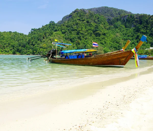 Longtail båtar i thailand — Stockfoto
