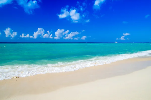 Playa y mar tropical — Foto de Stock