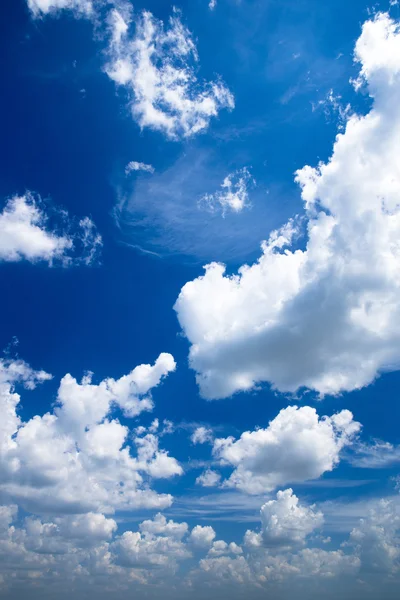 Blauer Himmel mit Wolken — Stockfoto