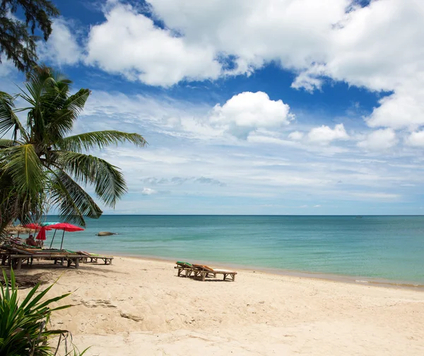 Spiaggia e mare tropicale — Foto Stock