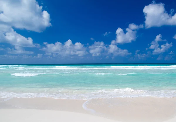 Playa y mar tropical — Foto de Stock