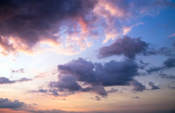 Himmel mit Wolken und Sonne — Stockfoto