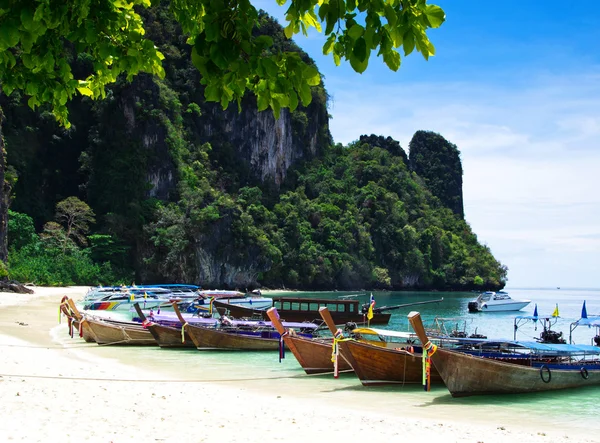 Beach and tropical sea — Stock Photo, Image