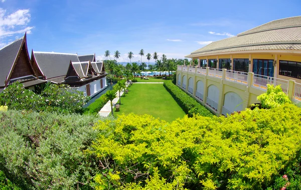 Garden with luxury hotel — Stock Photo, Image