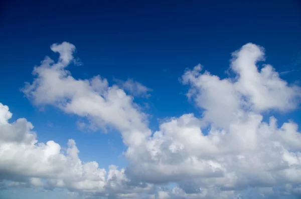 Blauwe lucht met wolken Stockafbeelding