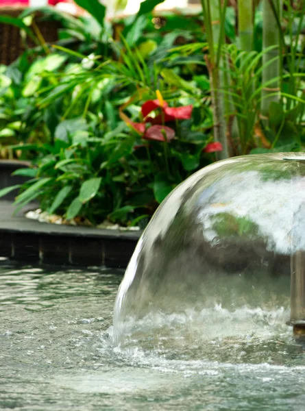 Fuente en parque de la ciudad — Foto de Stock