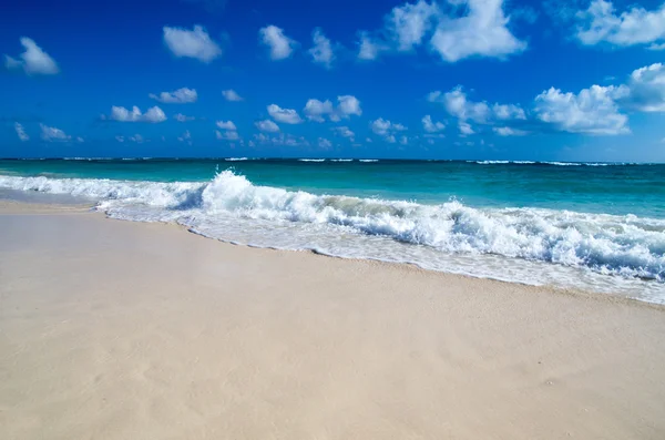 Praia e mar tropical — Fotografia de Stock