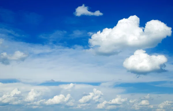 Weiße flauschige Wolken — Stockfoto