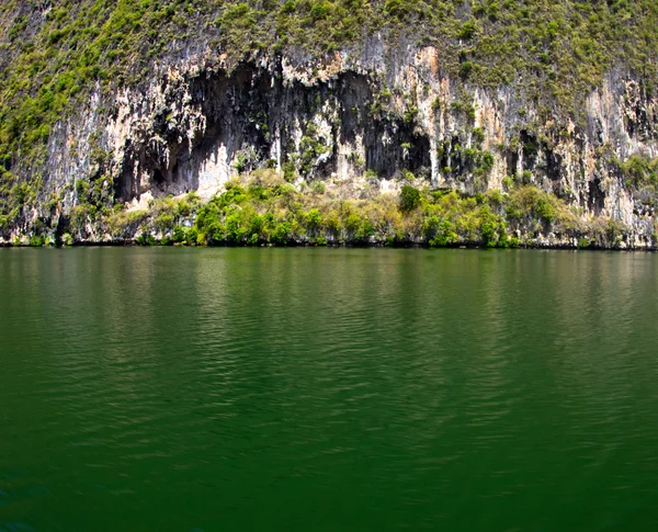 Rock and sea in Krabi — Stock Photo, Image