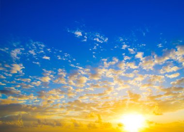 Bulutlu ve güneşli gökyüzü