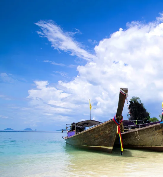 Barcos em Andaman Sea, Tailândia — Fotografia de Stock