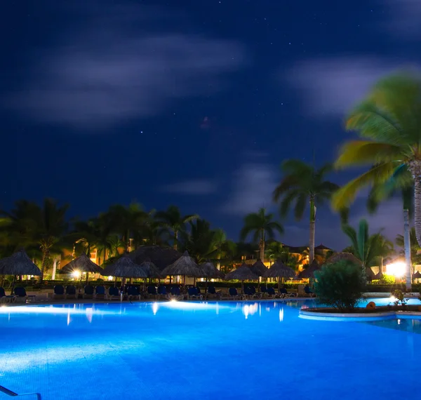 Piscina en iluminación nocturna — Foto de Stock