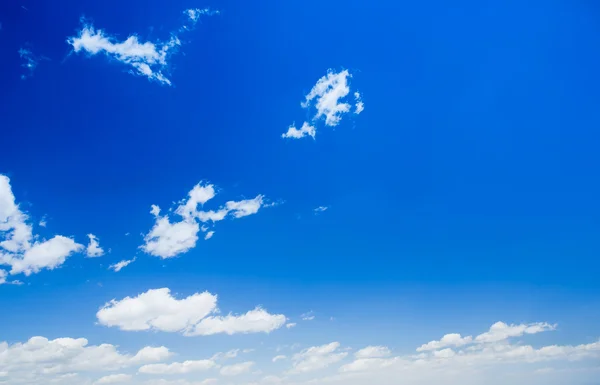 Modrá obloha pozadí — Stock fotografie