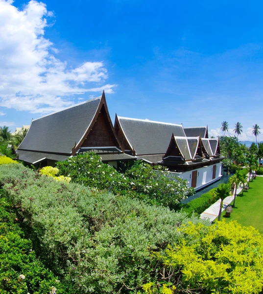 Bahçeli lüks otel — Stok fotoğraf