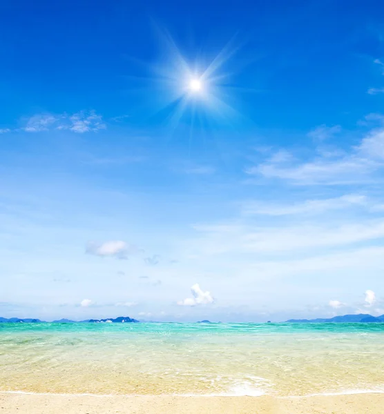 Mavi gökyüzü için deniz terk — Stok fotoğraf
