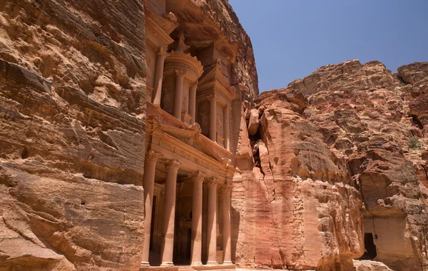 艾尔卡兹尼神殿在 petra，约旦 — 图库照片