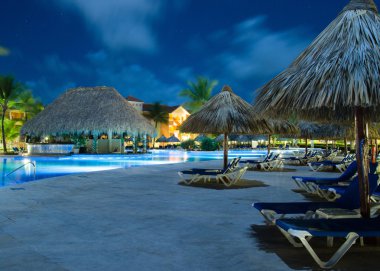 Gece aydınlığında yüzme havuzu