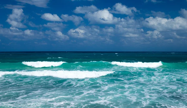 Playa y mar tropical — Foto de Stock