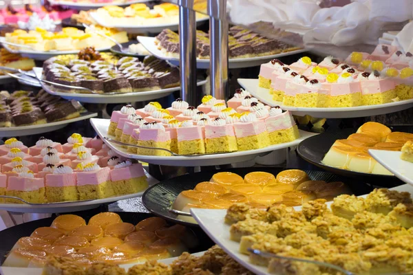 Gâteaux savoureux dans la chambre — Photo